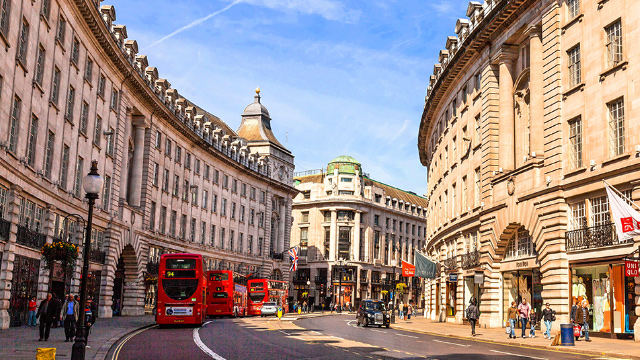 Regent Street dans le West End de Londres lors d'une journée ensoleillée avec des bus rouges de Londres qui passent.
