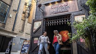 Deux femmes discutent vivement après avoir visité le musée de la prison de Clink à Londres.