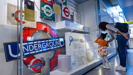 Découvrez les expositions interactives, galeries et souvenirs du passé historique des transports londoniens. Avec l'aimable autorisation du London Transport Museum.
