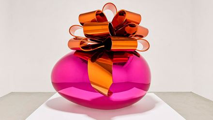 Glattes Ei mit Schleife (Magenta/Orange), ein Kunstwerk von Jeff Koons. Bild mit Genehmigung von Golden Tours