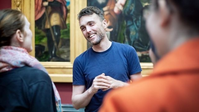 Genießen Sie eine Führung und einen Nachmittagstee in der National Gallery. Bild mit Genehmigung von Red Letter Days. Ein Reiseführer zeigt den Besuchern die Londoner National Gallery bei einer Führung und einem Nachmittagstee.
