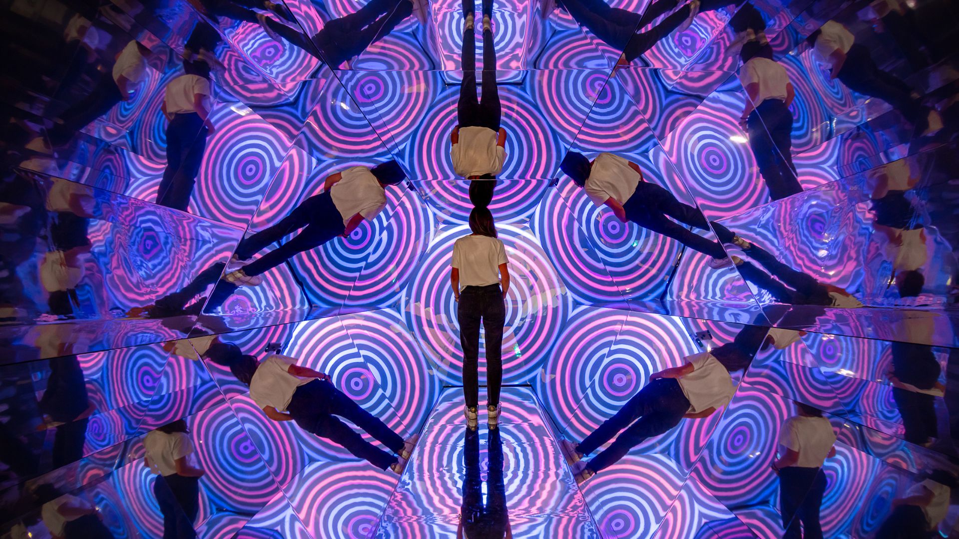 Twist Museum in der Oxford Street. Bild mit Genehmigung des Twist Museum. Ein Mann steht in einer Ausstellung über optische Täuschungen im Twist Museum in London.