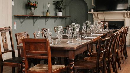 A dining table at The Hillgate. Image courtesy of Insta Pubs & Crusoe Inns.