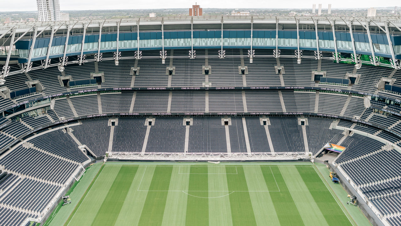 Découvrez le Stade de Tottenham Hotspur d'une toute nouvelle perspective: prenez de la hauteur avec l'expérience Dare Skywalk. © visitlondon.com/Michael Barrow Vue aérienne du stade Tottenham Hotspur avec sa pelouse verte et ses tribunes vides.