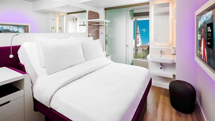 A queen room. Image courtesy of YOTEL London City.