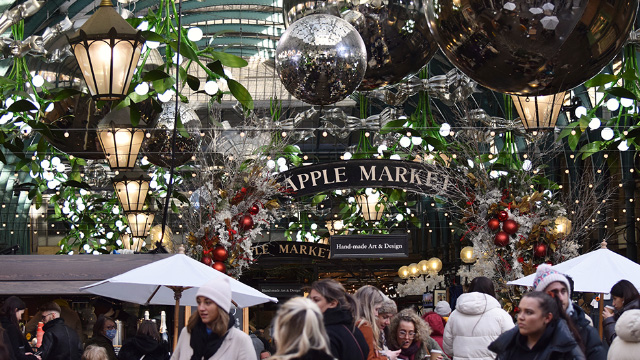 Einkaufsbummeln im weihnachtlich geschmückten Covent Garden, London 