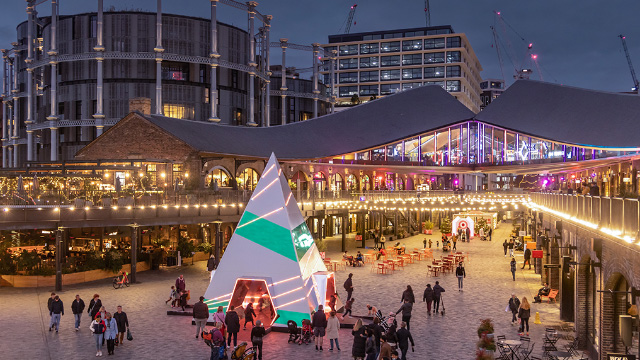 Weihnachtseinkäufer im Coal Drops Yard in King’s Cross bei Sonnenunergang 
