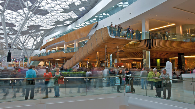 Einkäufer im Westfield Einkaufszentrum in London 