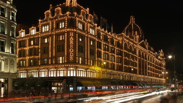 Das Kaufhaus Harrods bei Nacht beleuchtet