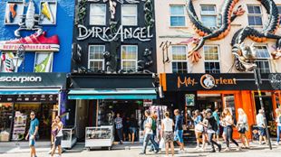 Les façades colorées des magasins de Camden Market 