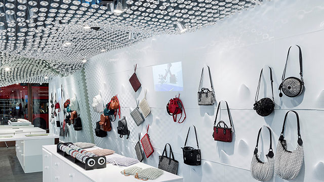 Nachhaltig produzierte Handtaschen und Accessoires bei BOTTLETOP in der Regent Street © Andrew Meredith / BOTTLETOP. Bild mit Genehmigung von Andrew Meredith / BOTTLETOP. Nachhaltig produzierte Handtaschen und Accessoires schmücken die Wände von BOTTLETOP