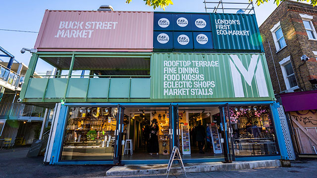 Das Äußere des nachhaltigen und umweltbewussten Buck Street Market aus Schiffscontainern