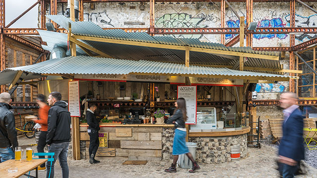 Menschen auf dem nachhaltigen Markt Mercato Metropolitano