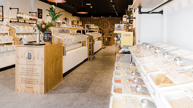 The Source Bulk Foods in Battersea © Scott Mains Ingrained Creative. Bild mit Genehmigung von Scott Mains Ingrained Creative / The Source Bulk Foods. The interior of zero waste bulk food store The Source with refill stations.