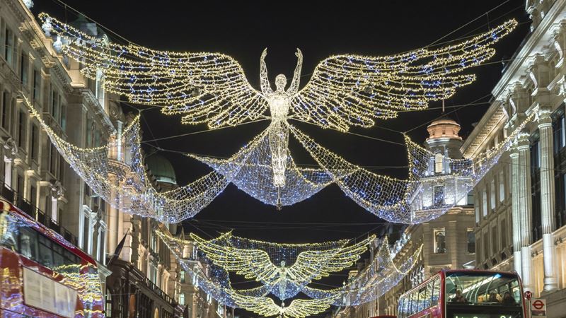 Engelförmige Weihnachtsbeleuchtung in der Regent Street in London. 