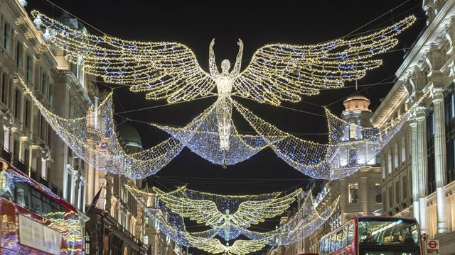Illuminations en forme d'anges géants sont suspendues dans les rues de Regent Street sur Londres.