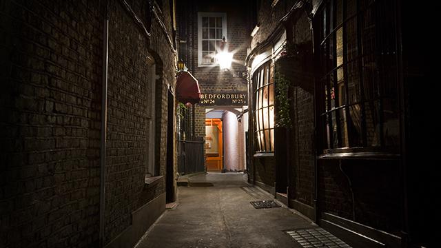 Düstere Gasse, die Teil der Jack the Ripper Walking Tour ist.