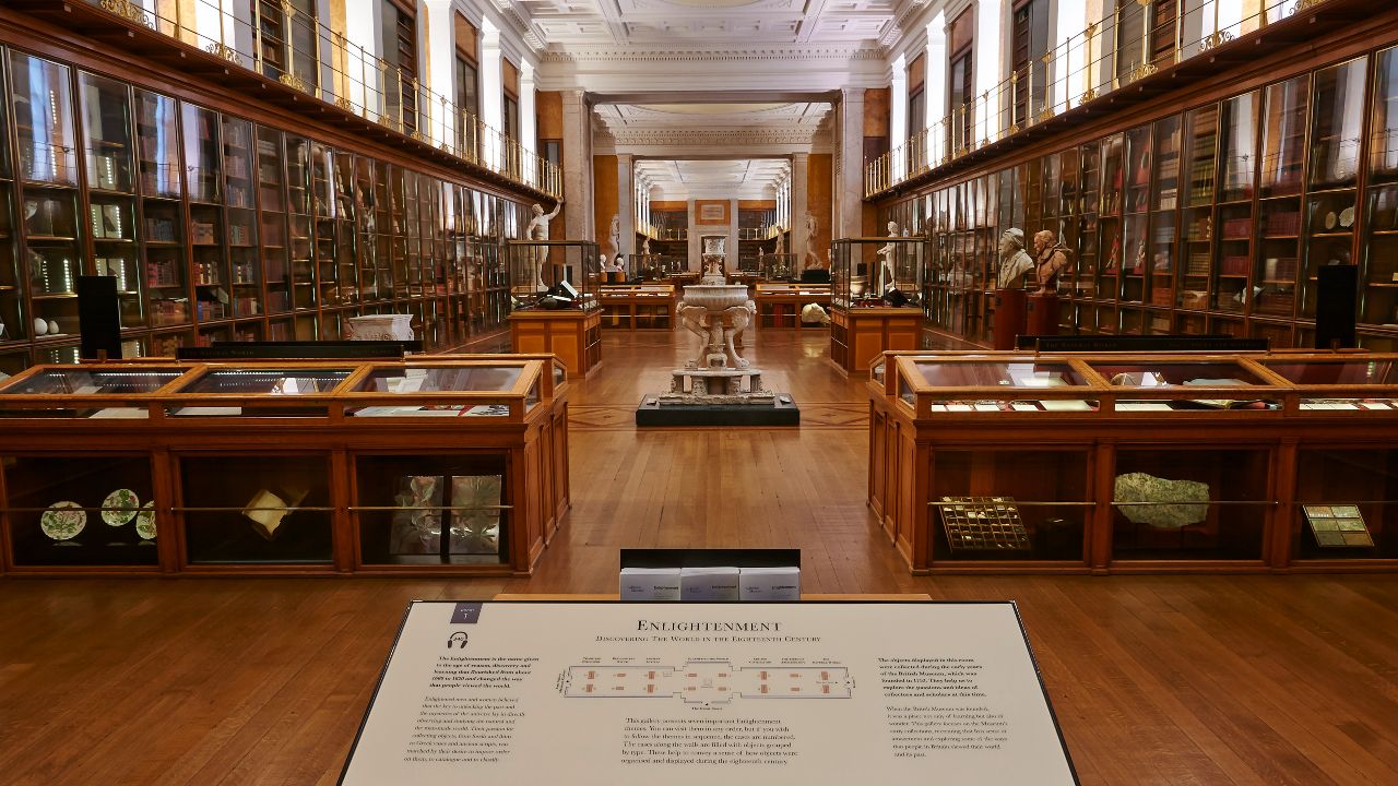Partez à la découverte de l'Enlightment Gallery et admirez une collection d'objets historiques au British Museum. Image fournie par le British Museum La Enlightenment Gallery (galerie des Lumières) au plancher de bois, avec des objets et des sculptures exposés au British Museum de Londres.