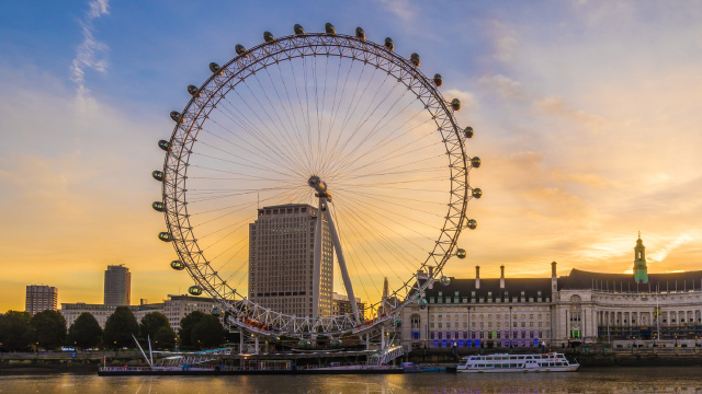 Vue sur le London Eye et la Tamise au coucher de soleil