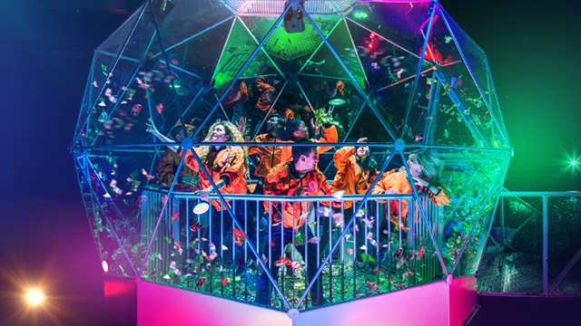 Un groupe de gens explorent l’intérieur du Crystal Maze.