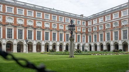 During your visit to Hampton Court Palace, don't miss Fountain Court which was a herb garden during the Tudor era. © London & Partners/Michael Barrow.