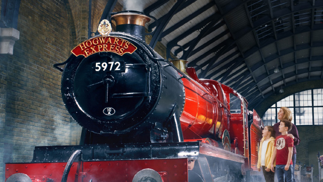 Schwarz-roter Hogwarts-Express-Zug. 