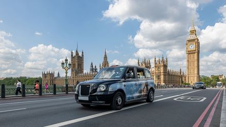 Montez à bord d'un taxi traditionnel "Black Cab" et découvrez Londres et ses principaux sites, dont le célèbre Big Ben. Avec l'aimable autorisation de London & Partners/Michael Barrow.