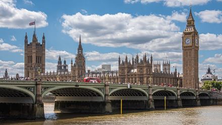 Profitez d'une journée ensoleillée à Londres pour faire une balade le long de la Tamise, menant à l'iconique Big Ben et Les Maisons du Parlement.  © visitlondon/Shutterstock