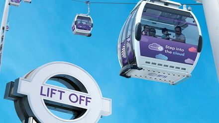 Die violetten IFS Cloud-Seilbahnen überfliegen die Themse in London. Bild mit Genehmigung von TfL.