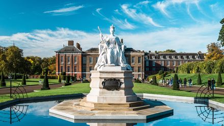 Kensington Palace and Queen Victoria Statue. Credit: Aivita Arika. Image courtesy of Shutterstock.
