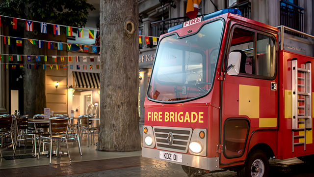 Visitez KidZania à Londres et laissez les enfants expérimenter dans des situations réelles. visitlondon.com/Michael Barrow Le camion des pompiers est garé sur le côté de la rue à l'intérieur de KidZania, une attraction londonienne.