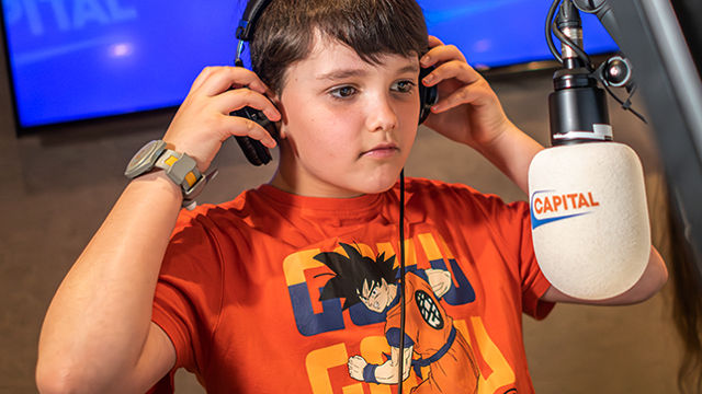 Visitez KidZania avec les enfants et découvrez un musée où ils peuvent s'essayer à différents métiers. Avec l'aimable autorisation de © visitlondon.com/Michael Barrow Un garçon se trouve dans les studios radio de kidZania à Londres et s'essaye au métier d'animateur radio.