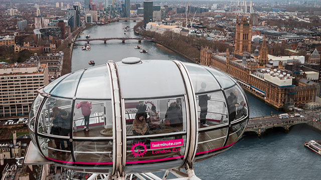 Eine Luftaufnahme von einer der Gondeln des London Eye mit Blick auf eine andere, mit der Themse, den Houses of Parliament und Big Ben im Hintergrund.