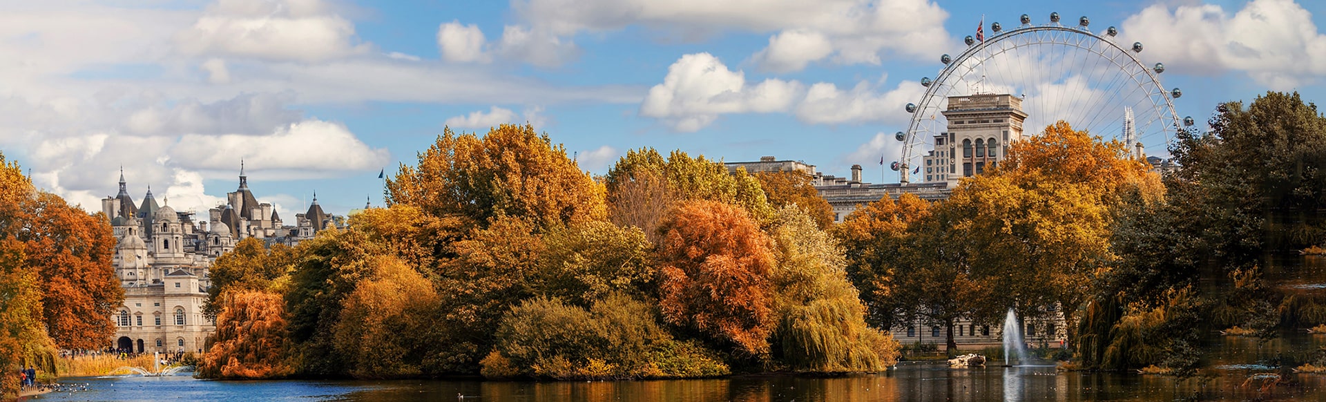 St James Park en automne avec le London Eye en arrière-plan lors d'une journée ensoleillée