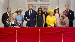 Les statues de cire représentant les membres de la famille royale sur le balcon de Buckingham Palace se trouvent au musée de Mme Tussauds.