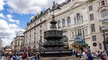Visit Piccadilly Circus and see the spectacular Shaftesbury Memorial Fountain © Jon Reid/Visit London. Image courtesy of Jon Reid/Visit London.