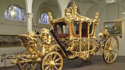 Die goldene Staatskutsche in den Royal Mews. Bild mit Genehmigung von Golden Tours / Royal Collection Trust © Seine Majestät König Charles III. 2024.