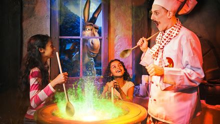 Rejoignez vos personnages préférés pour une aventure familiale amusante à Shrek's Adventure ! Londres. © Merlin Entertainments 2024