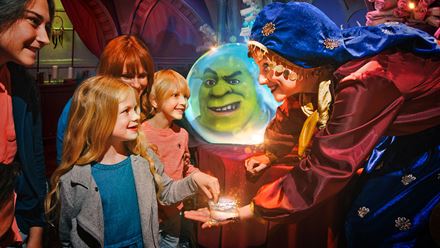 Rendez-vous à Southbank pour visiter l'attraction préférée des familles, Shrek's Adventure ! Londres. ©Merlin Entertainments 2024