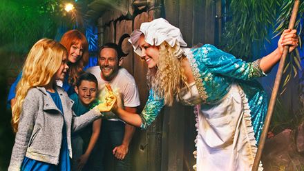 Découvrez l'attraction familiale immersive Shrek's Adventure ! London et rencontrez vos personnages préférés, de la princesse Fiona à l'âne et bien d'autres encore. © Merlin Entertainments 2024