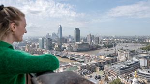 Une femme profite de la vue sur l'horizon londonien depuis le belvédère de la cathédrale Saint-Paul.