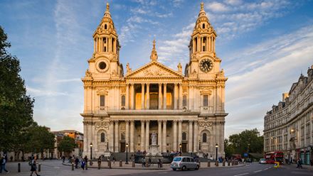 Besuchen Sie St. Paul's Cathedral an einem sonnigen Tag und erfahren Sie mehr über dieses historische Gebäude. ©Visit London/ Jon Reid 