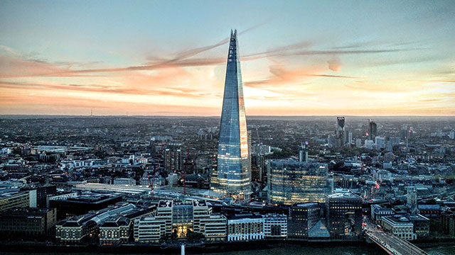 Londres et le Shard au crépuscule alors que le soleil se couche.
