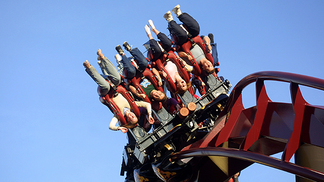 Des gens suspendus à l'envers dans les montagnes russes Nemesis Inferno à Thorpe Park.
