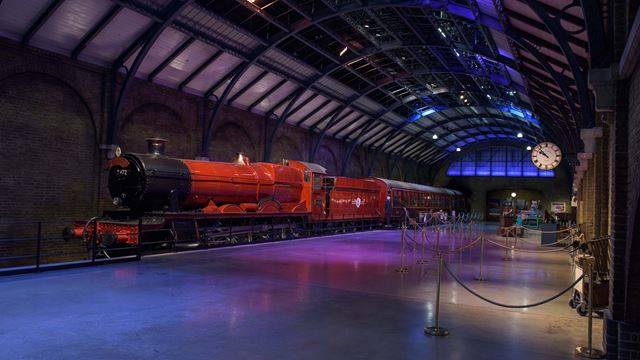 Platform 9 ¾ and Hogwarts Express at Warner Bros. Studio Tour London.