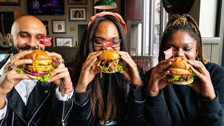 Disfruta de una comida en el Hard Rock Café con un Go City London Explorer Pass. Imagen cortesía de Go City. 