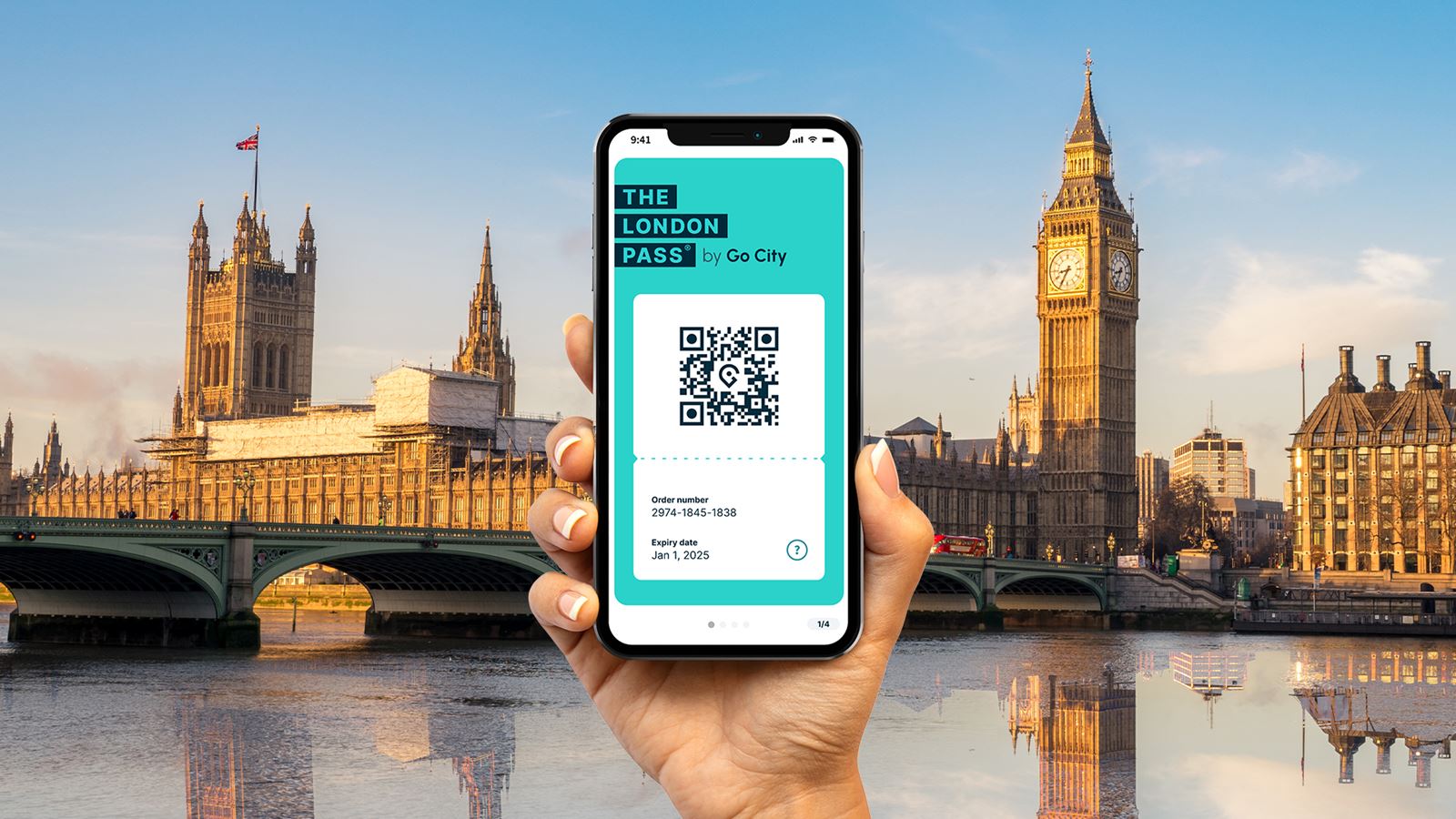 Abbildung einer Person, die ein Mobiltelefon in der Hand hält, auf dem der London Pass angezeigt wird, mit einem den Houses of Parliament und Big Ben im Hintergrund.