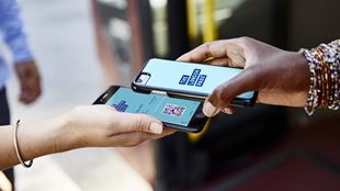 Deux personnes tenant leur téléphone portable, montrant un code QR et l'application mobile du London Pass.