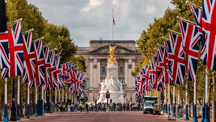 Stroll along The Mall leading to Buckingham Palace. Image courtesy of Shutterstock.