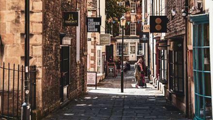 Profitez d'une visite à Bath pour vous aventurer dans les boutiques indépendantes de la ville. © Unsplash/Liv Cashman